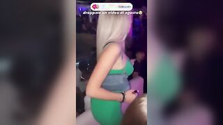 Fica bionda italiana in discoteca