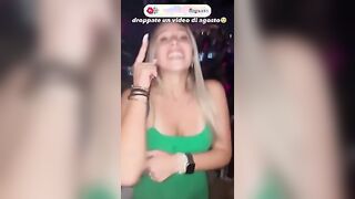 Fica bionda italiana in discoteca