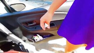 Fidanzata bionda italiana scopata a pecorina in auto