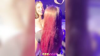 Grelm si fa toccare tette e culo da una tipa