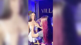 Grelm si fa toccare tette e culo da una tipa