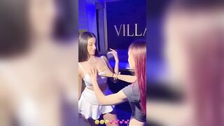 Grelm si fa toccare tette e culo da una tipa