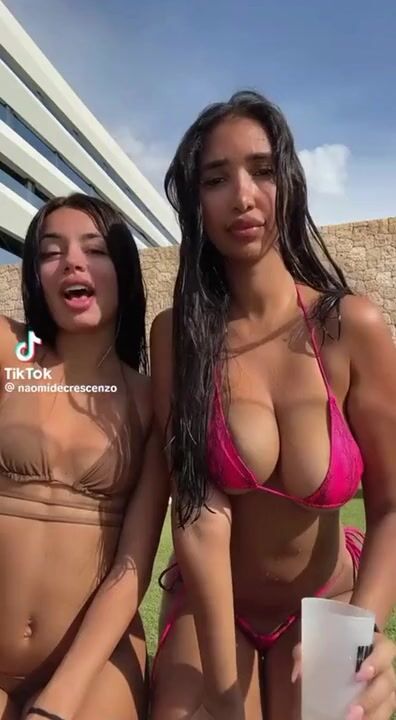 Martina Smeraldi e Naomi De Crescenzo giochi lesbo Tiktok