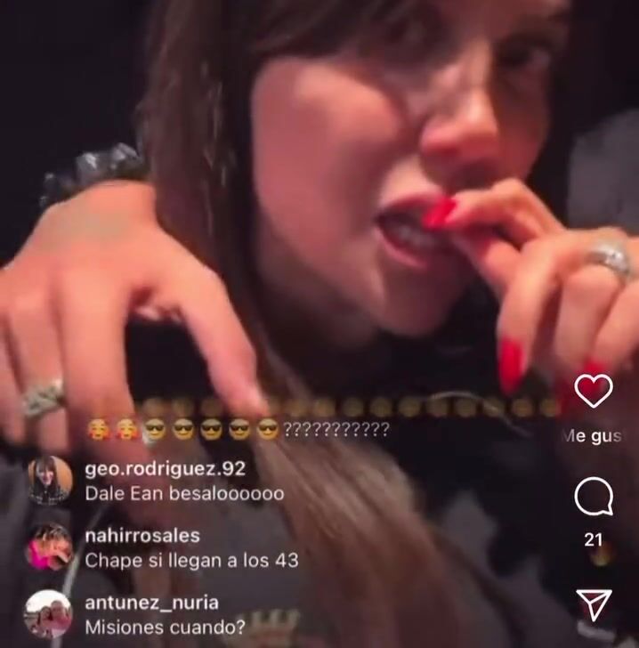 Wanda Nara slingua con ragazzo del 2000