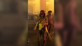 FORZA GRANATA RAGAZZI Priscilla Salerno in topless per strada