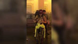 FORZA GRANATA RAGAZZI Priscilla Salerno in topless per strada