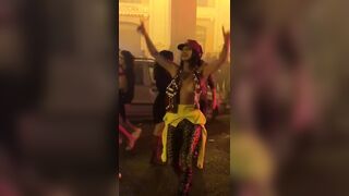 FORZA GRANATA RAGAZZI Priscilla Salerno in topless per strada