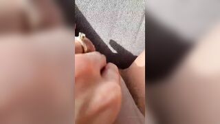 Milf si accarezza la fica depilata