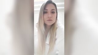 La famiglia riunita in casa e la mammina a masturbarsi in bagno per il suo amante