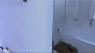 Asia Argento si depila in bagno nuda