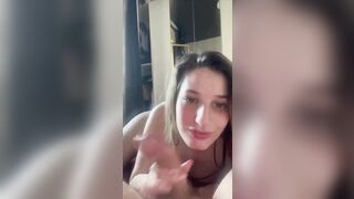 Si struscia il cazzo in faccia