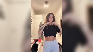 Auror4 Iac0n0 si masturba col vibratore in bagno OF