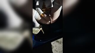 Moglie italiana matura si masturba fuori dalla macchina