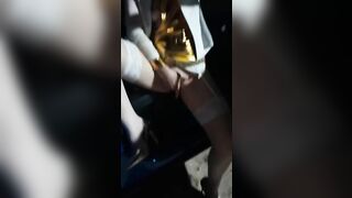 Moglie italiana matura si masturba fuori dalla macchina