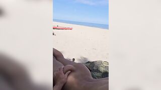 Pompino in spiaggia moglie nudista