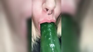 La studentessa bionda italiana succhia il cetriolone