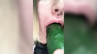 La studentessa bionda italiana succhia il cetriolone