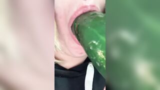 La studentessa bionda italiana succhia il cetriolone