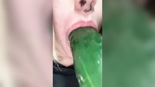 La studentessa bionda italiana succhia il cetriolone