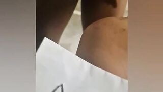 Pompino a black che le sborra sulle tette