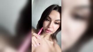 Vi0la calda tettona italiana si masturba in live OF