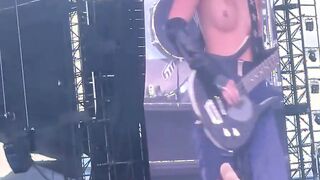 Victoria De Angelis tettine fuori in concerto