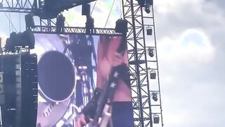 Victoria De Angelis tettine fuori in concerto