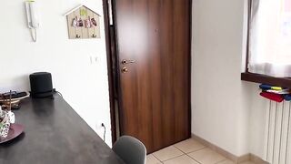 Sei vestita da puttana oggi ti inculo