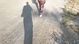 Le piace fare la troia all'aperto