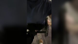 Ambra e Paolina fanno un pompino insieme a fan disabile al Calippotour