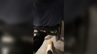 Ambra e Paolina fanno un pompino insieme a fan disabile al Calippotour