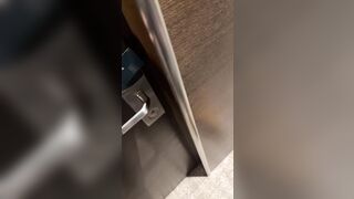 Ambra e Paolina fanno un pompino insieme a fan disabile al Calippotour