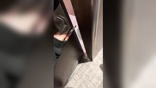 Ambra e Paolina fanno un pompino insieme a fan disabile al Calippotour