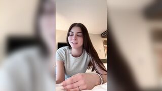 Ambra e Paolina fanno un pompino insieme a fan disabile al Calippotour