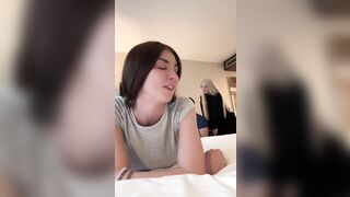 Ambra e Paolina fanno un pompino insieme a fan disabile al Calippotour
