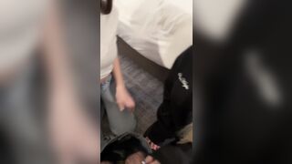 Ambra e Paolina fanno un pompino insieme a fan disabile al Calippotour