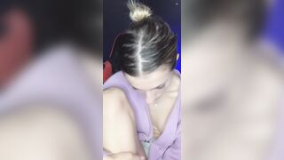 Ops tette si fa i selfie senza accorgersi di essere in live