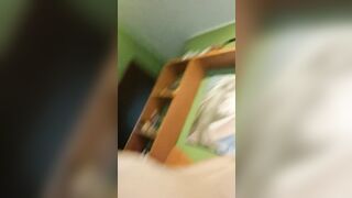 Scopata sul letto con le sue tettone ciondolanti