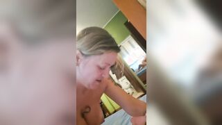 Scopata sul letto con le sue tettone ciondolanti