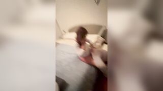 Moglie al cellulare si veste dopo la monta