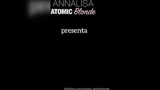 Bionda at0m1ca si masturba per i suoi fans