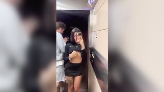 Che cazzo fai? - Fidanzata beccata a tirarsi i selfie nuda