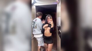 Che cazzo fai? - Fidanzata beccata a tirarsi i selfie nuda