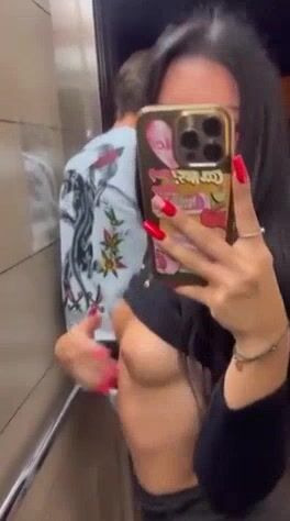 Che cazzo fai? - Fidanzata beccata a tirarsi i selfie nuda