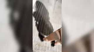 Upskirt bella gnocca italiana in minigonna