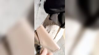 Upskirt bella gnocca italiana in minigonna