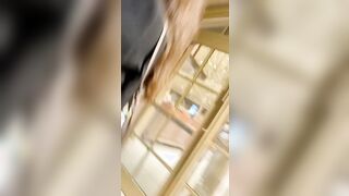 Upskirt bella gnocca italiana in minigonna