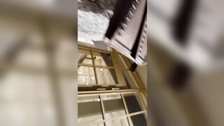 Upskirt bella gnocca italiana in minigonna