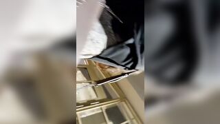 Upskirt bella gnocca italiana in minigonna