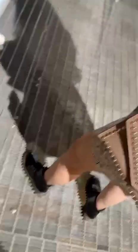 Upskirt bella gnocca italiana in minigonna